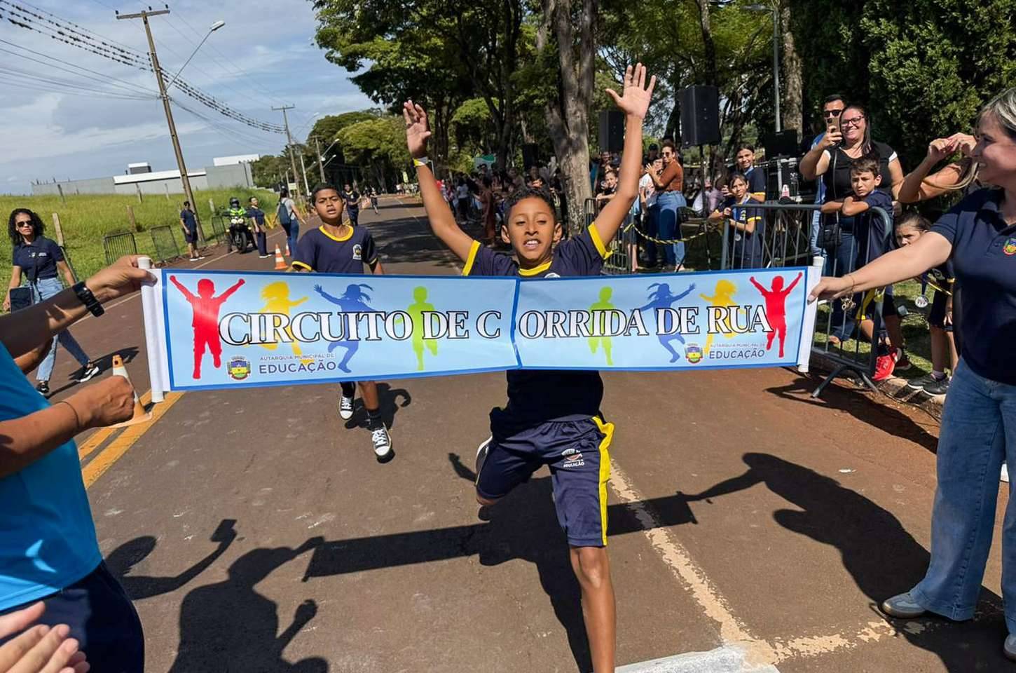 1ª etapa do Circuito de Corrida de Rua das Escolas Municipais reúne 600 estudantes em Apucarana