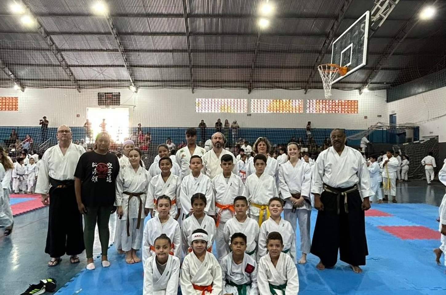 Academia de Apucarana é vice-campeã geral em Copa de Karatê com 26 medalhas