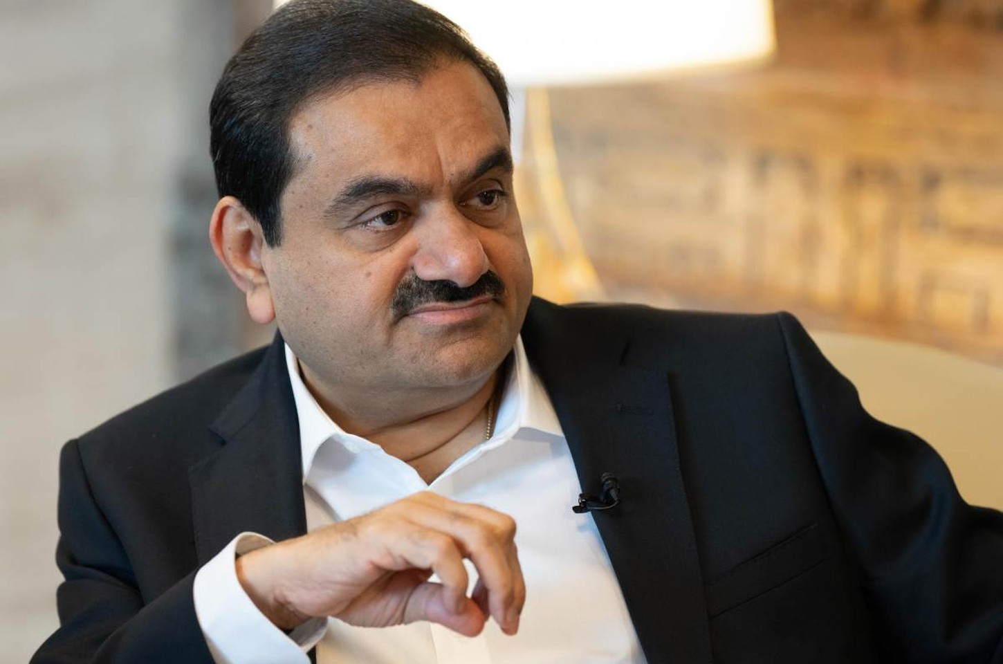 Adani investirá US$ 100 bi em data centers de IA na Índia