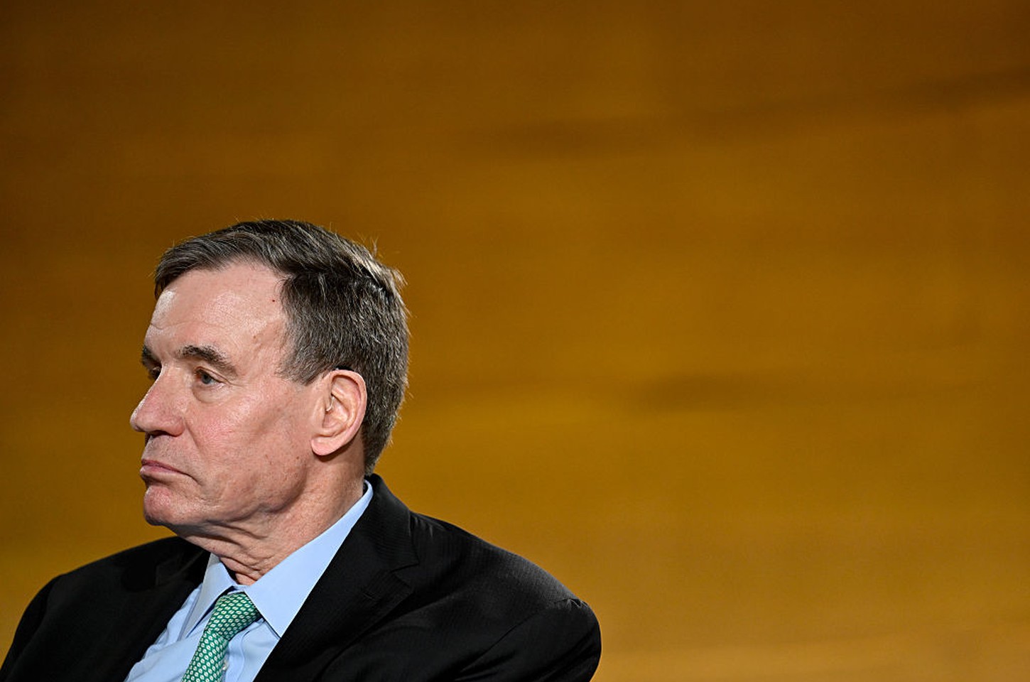 AI ameaça empregos e gera proposta de taxar data centers para compensar