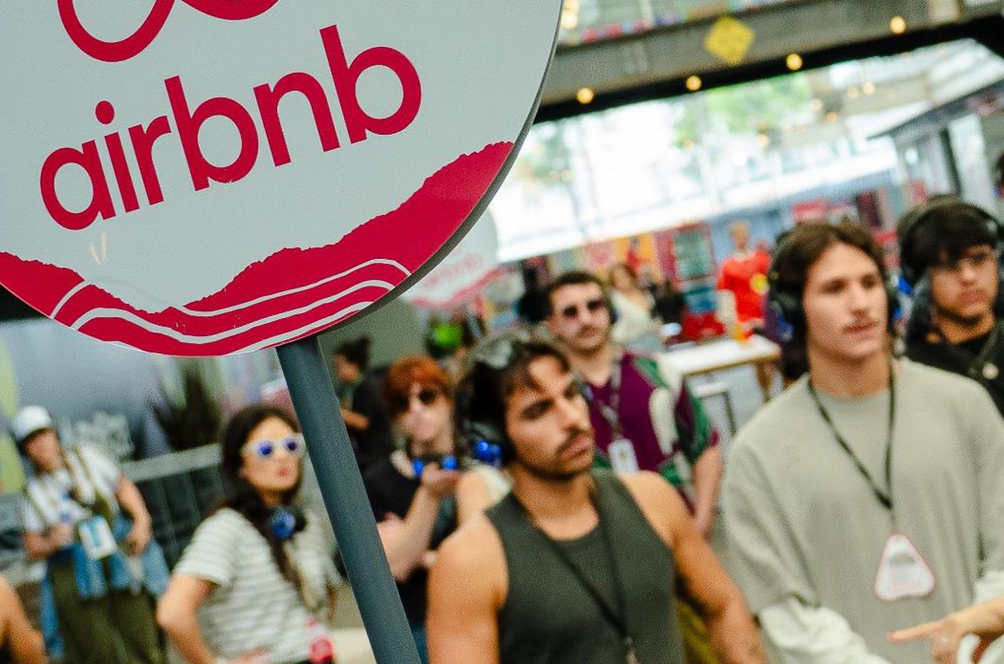 Airbnb leva fãs para bastidores do Lollapalooza Brasil em experiência exclusiva