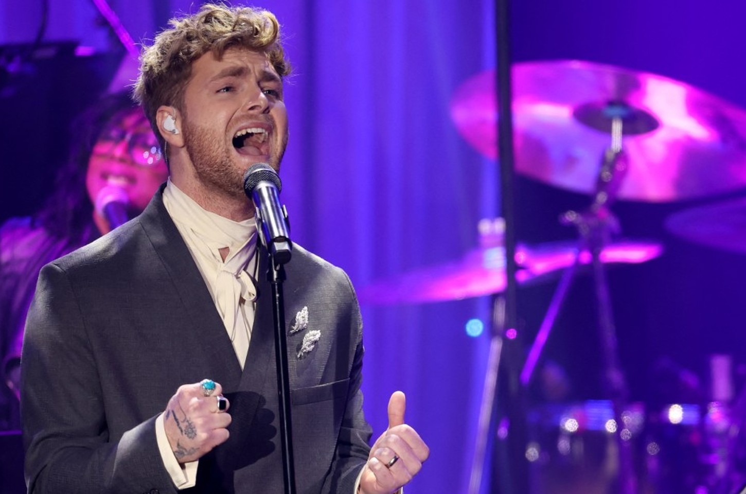 Alex Warren lamenta problemas técnicos no Grammy: 'Isso só aconteceria comigo'