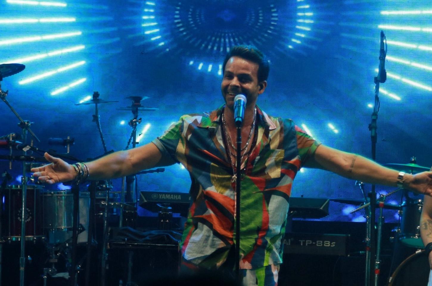 Alexandre Peixe brilha no Carnaval 2026 com legado de hits do axé