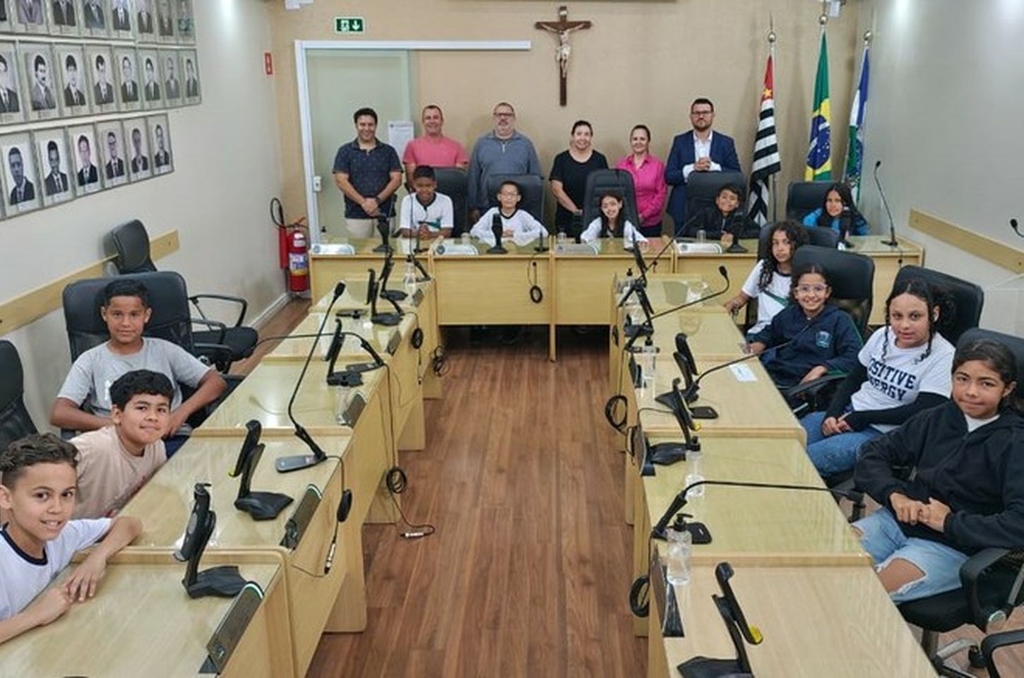 Alunos de Ibiúna visitam Câmara Municipal e aprendem sobre política