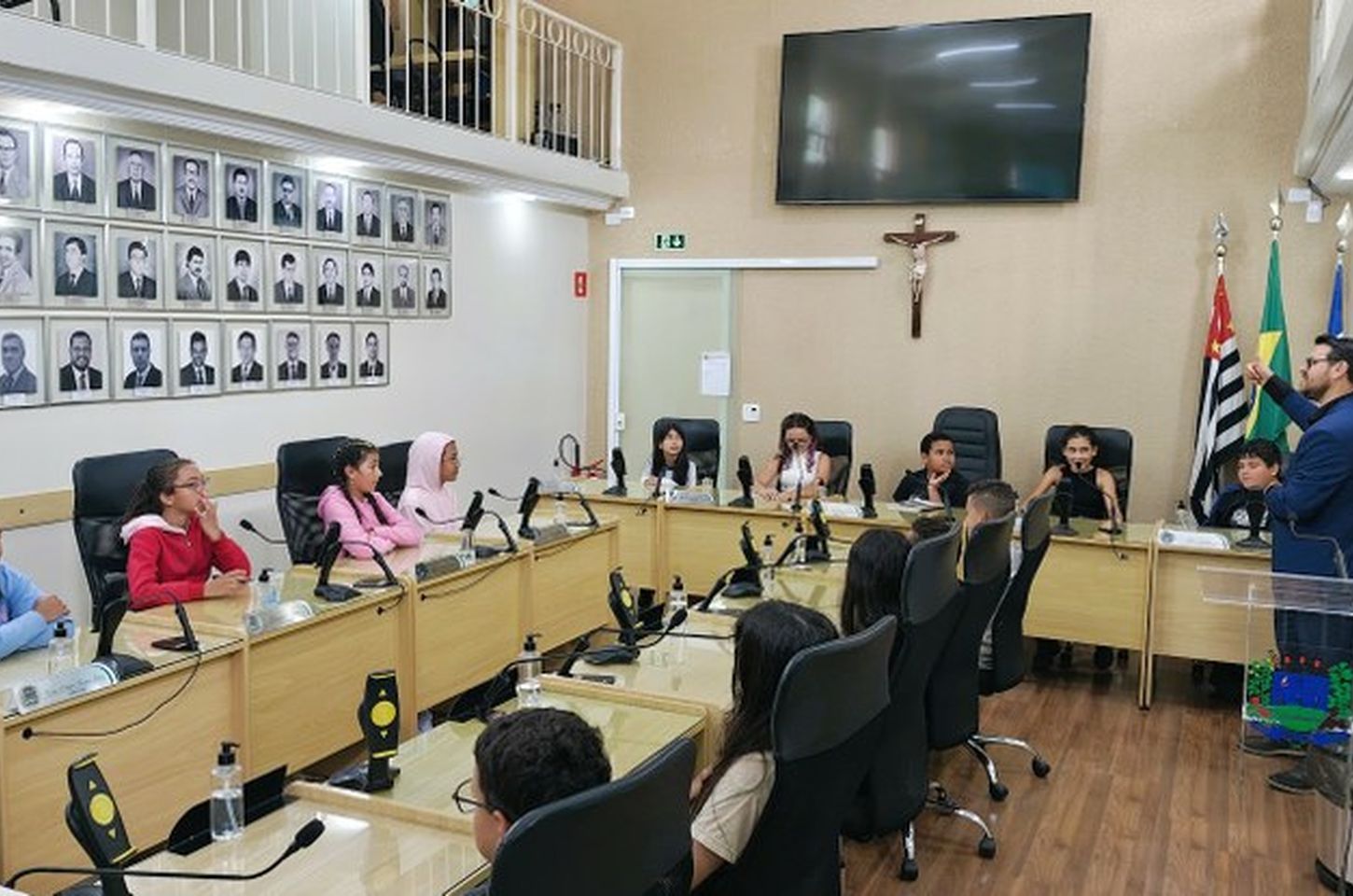 Alunos de Ibiúna visitam Câmara Municipal e simulam sessão legislativa