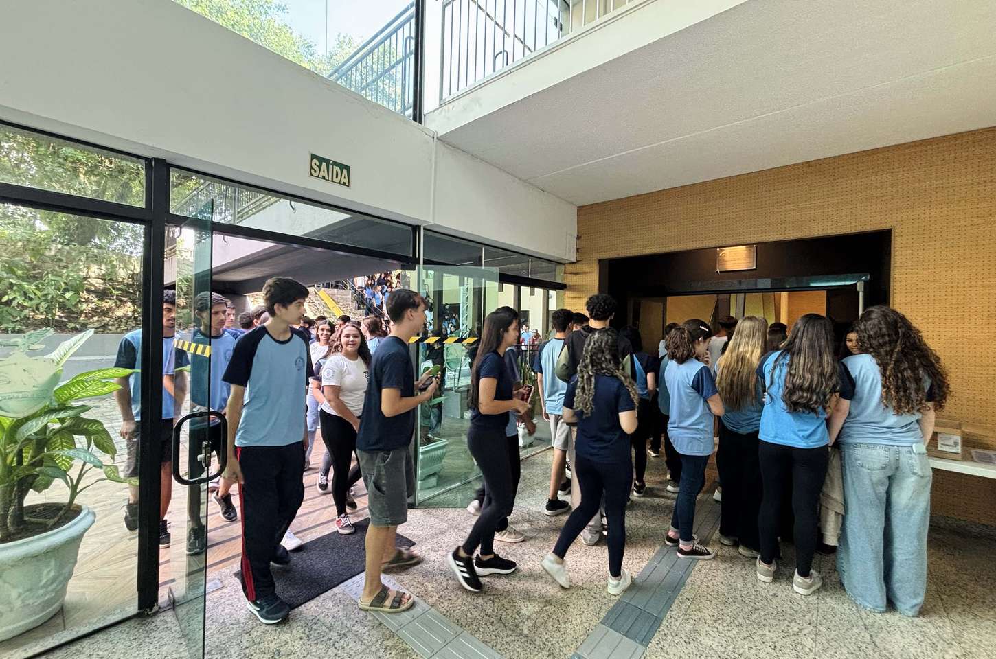 Alunos retomam aulas em novo espaço após incêndio em colégio histórico