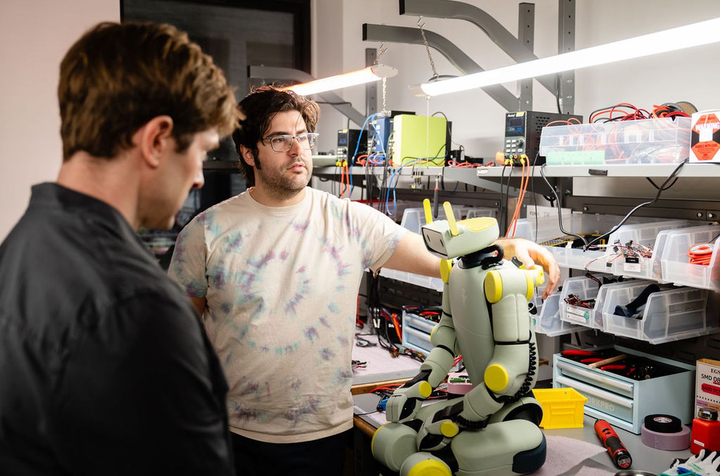 Amazon adquire startup Fauna Robotics e acelera corrida por robôs humanoides