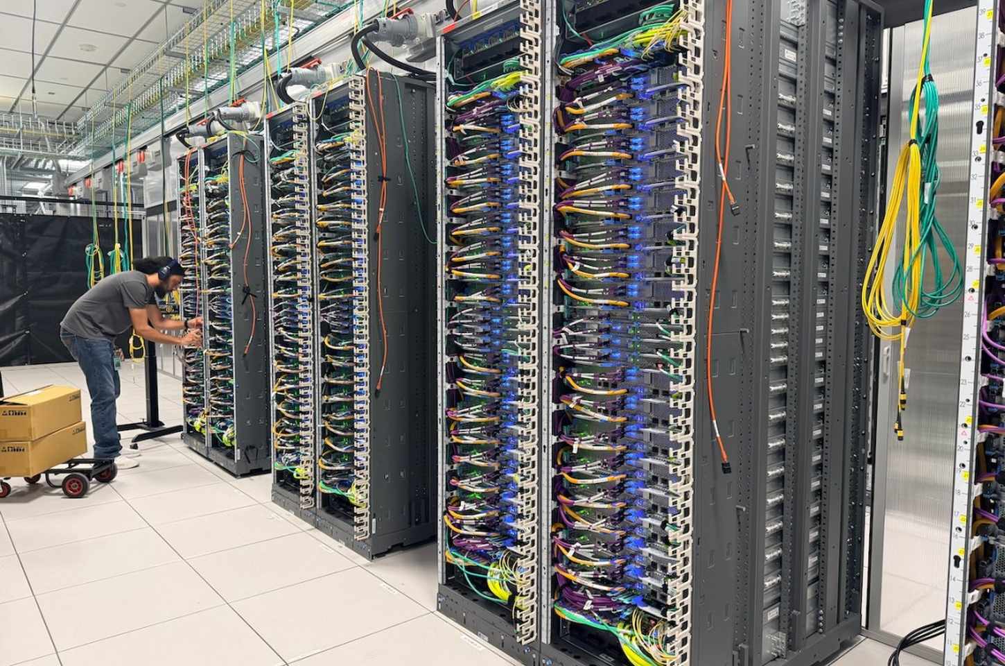 Amazon investe US$ 50 bi em OpenAI e revela chips Trainium para desafiar Nvidia
