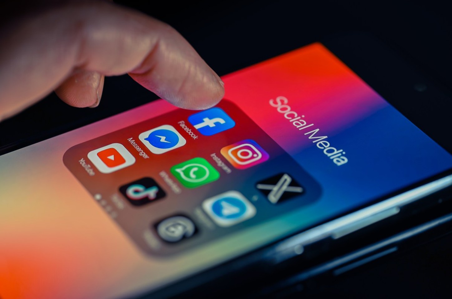 Americano perdeu US$ 2,1 bi em golpes em redes sociais em 2025