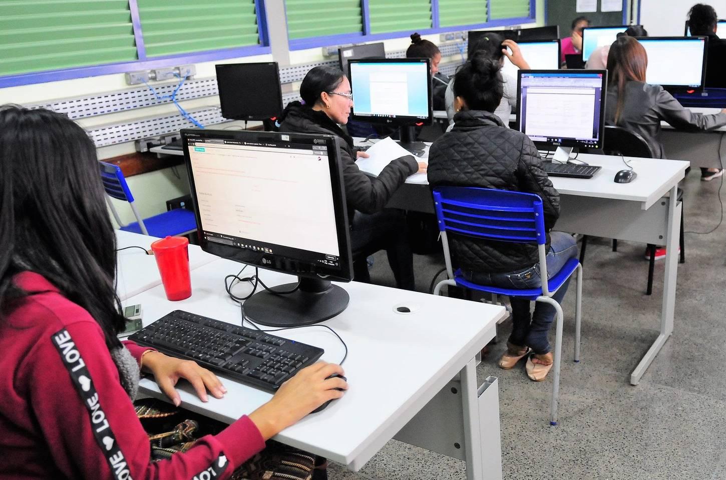 Anatel troca multas por internet em universidades públicas