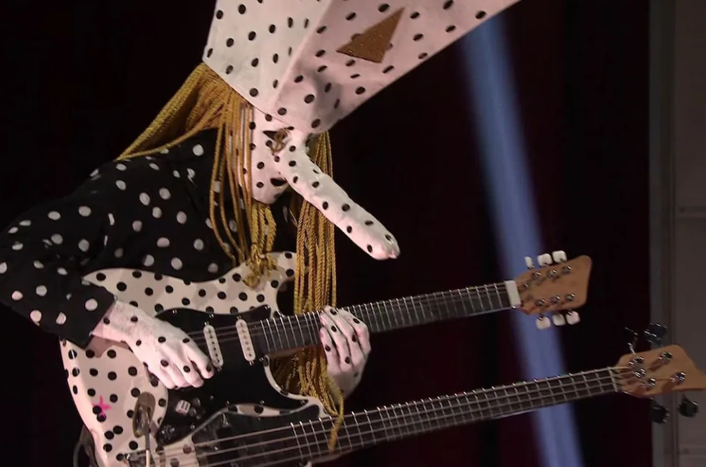 Angine de Poitrine: Duo canadense viraliza com rock microtonal e mistério