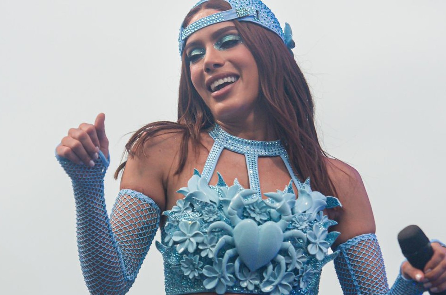 Anitta amaldiçoa ladrões de celular durante show no Rio
