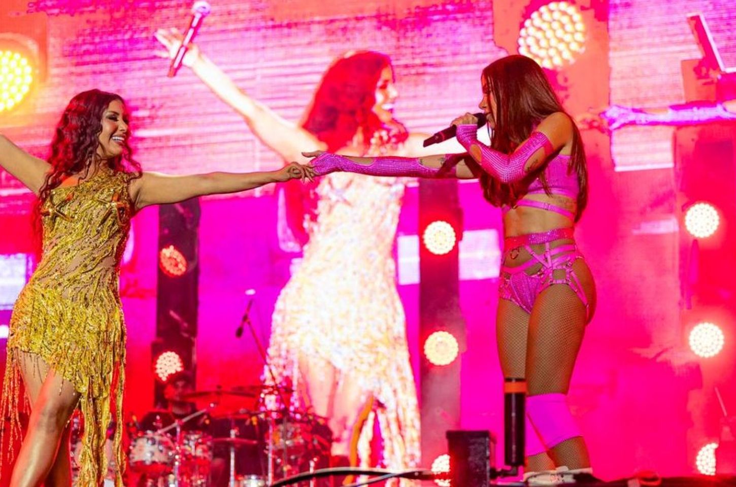 Anitta surpreende fãs ao cantar com Priscila Senna na Virada Recife