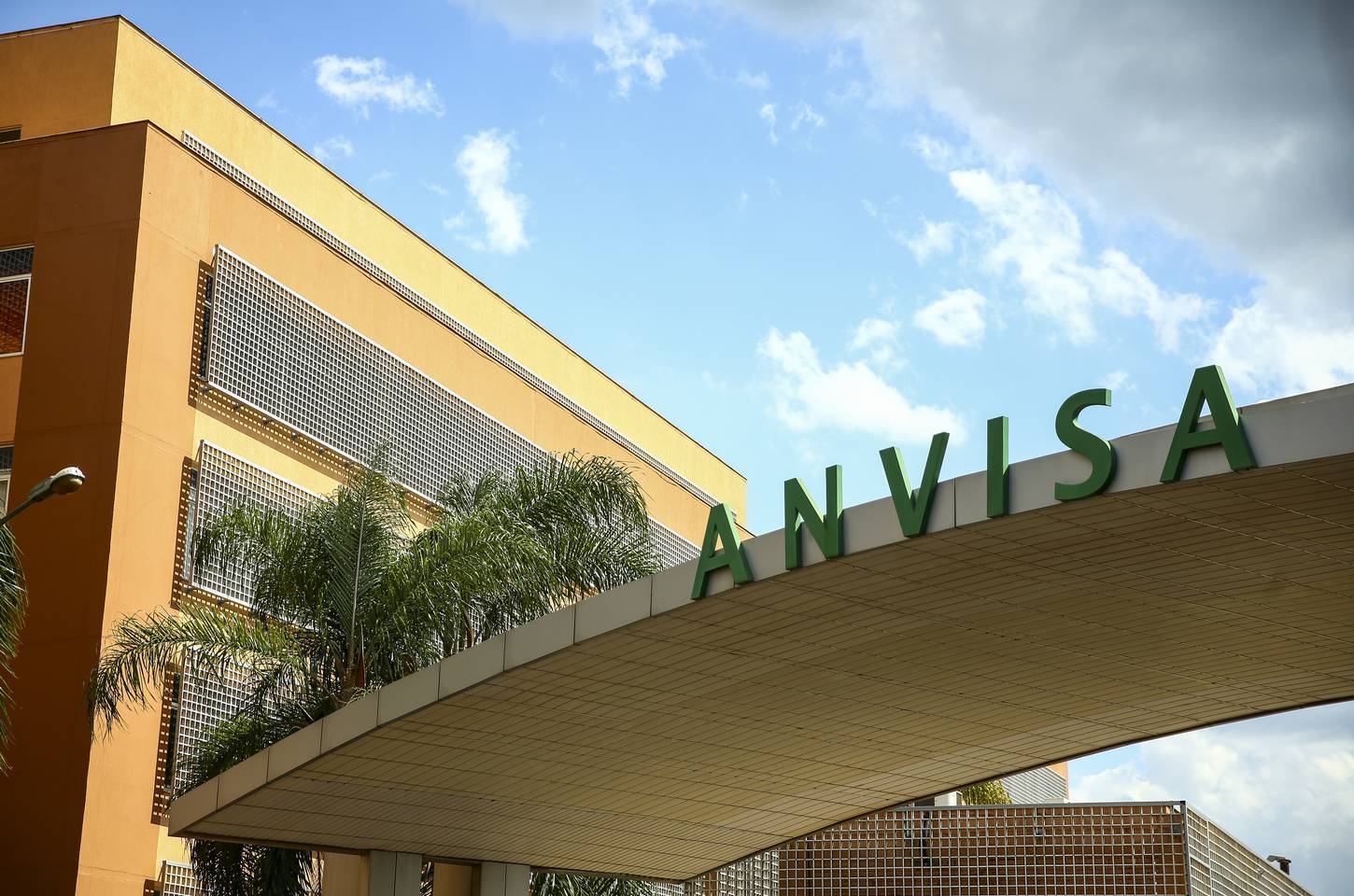 Anvisa proíbe lotes de fórmulas infantis da Nestlé por risco de contaminação