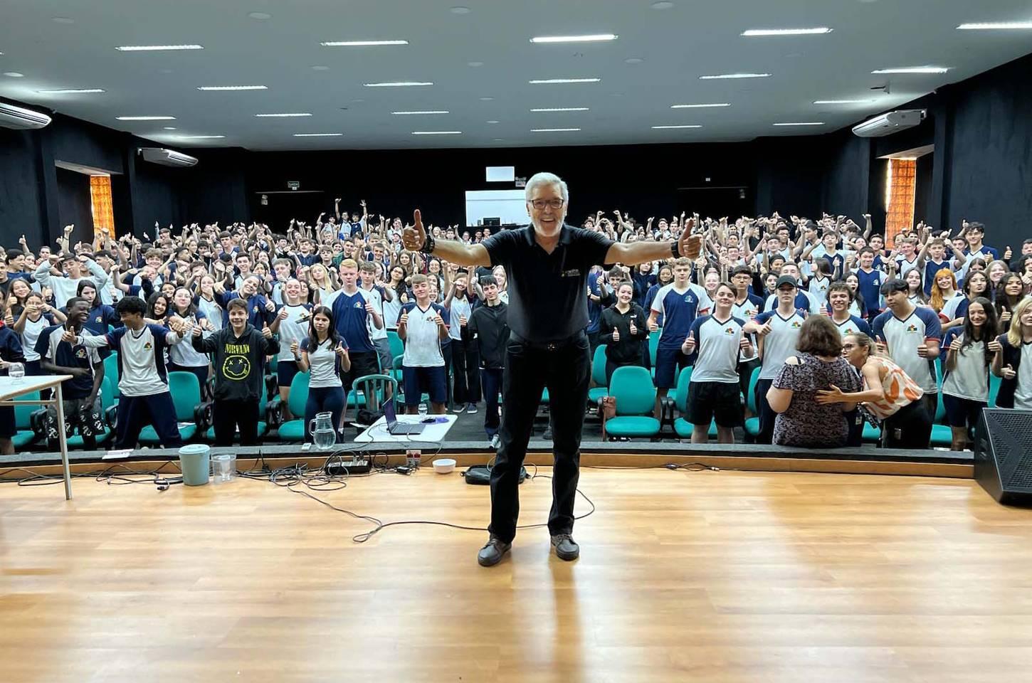 Aos 74 anos, servidor da Sesp já deu mais de 2 mil palestras antidrogas no Paraná
