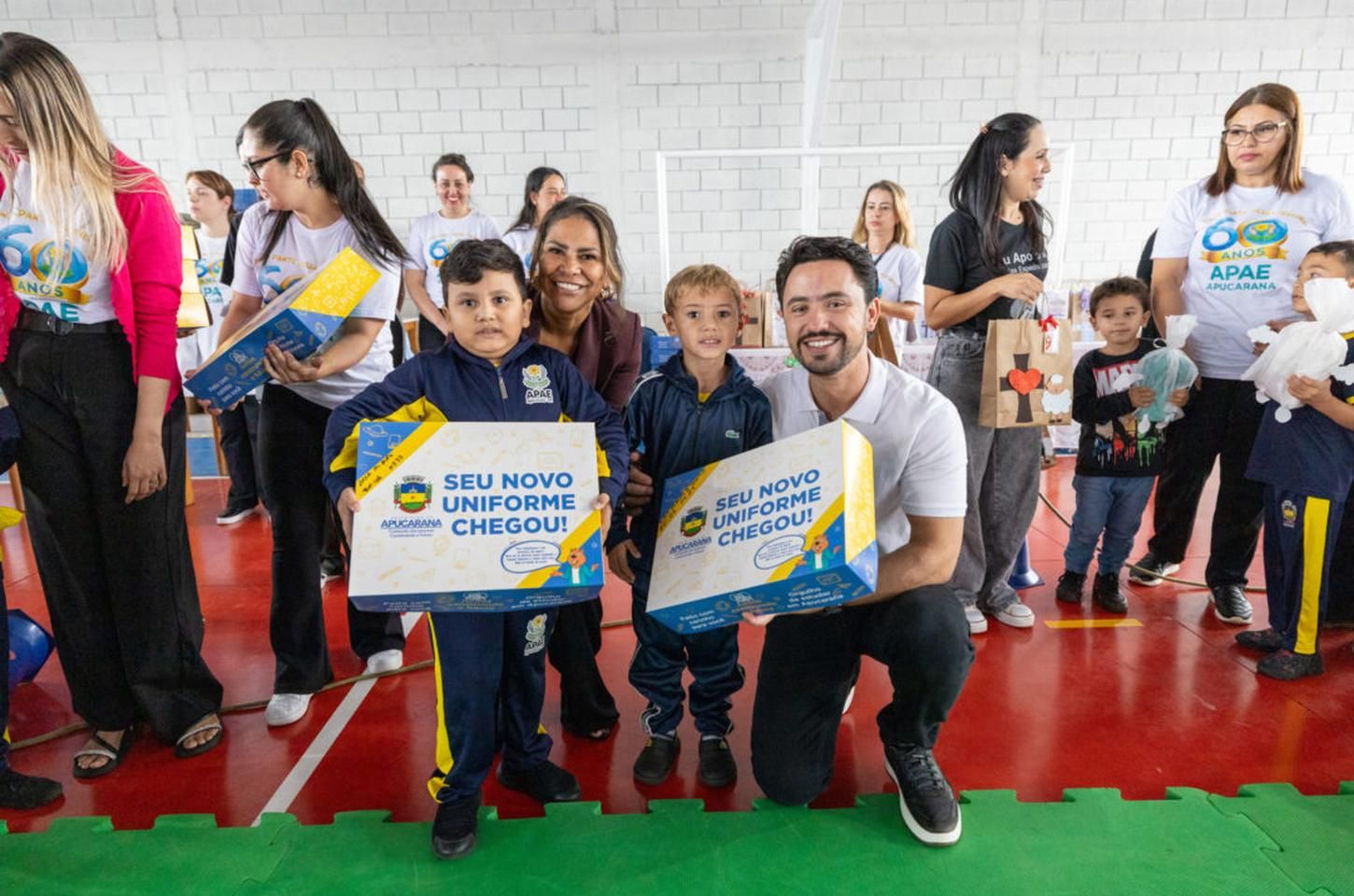 Apae de Apucarana recebe uniformes escolares iguais aos da rede municipal