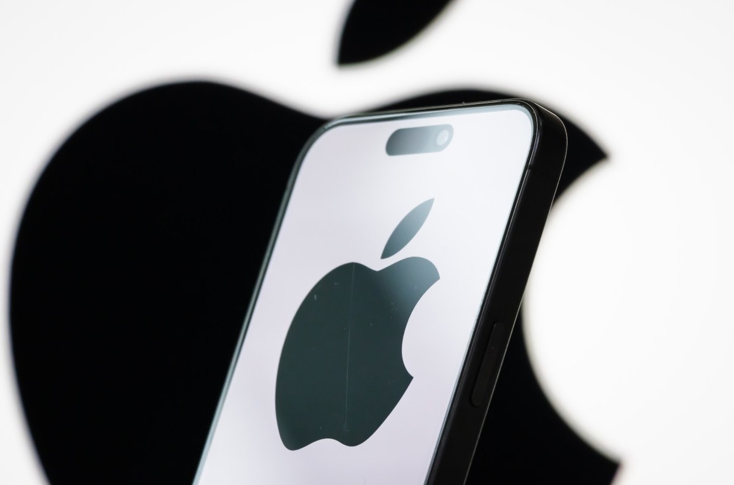 Apple mira lançamento de iPhone dobrável em setembro, diz Bloomberg