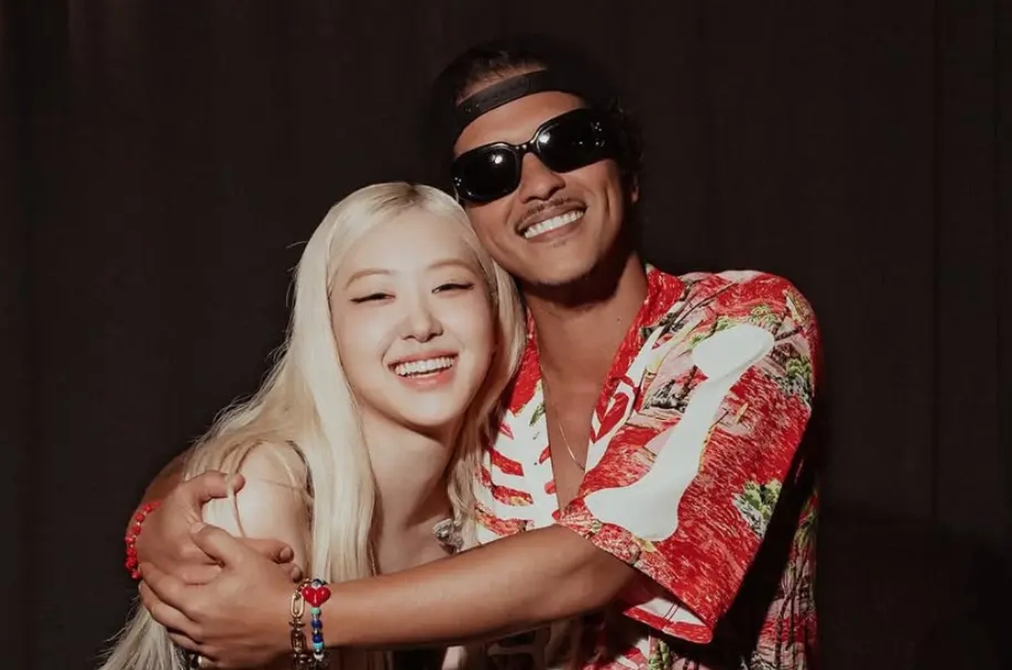 ‘APT.’ de Rosé e Bruno Mars é a música mais tocada de 2025 no Apple Music