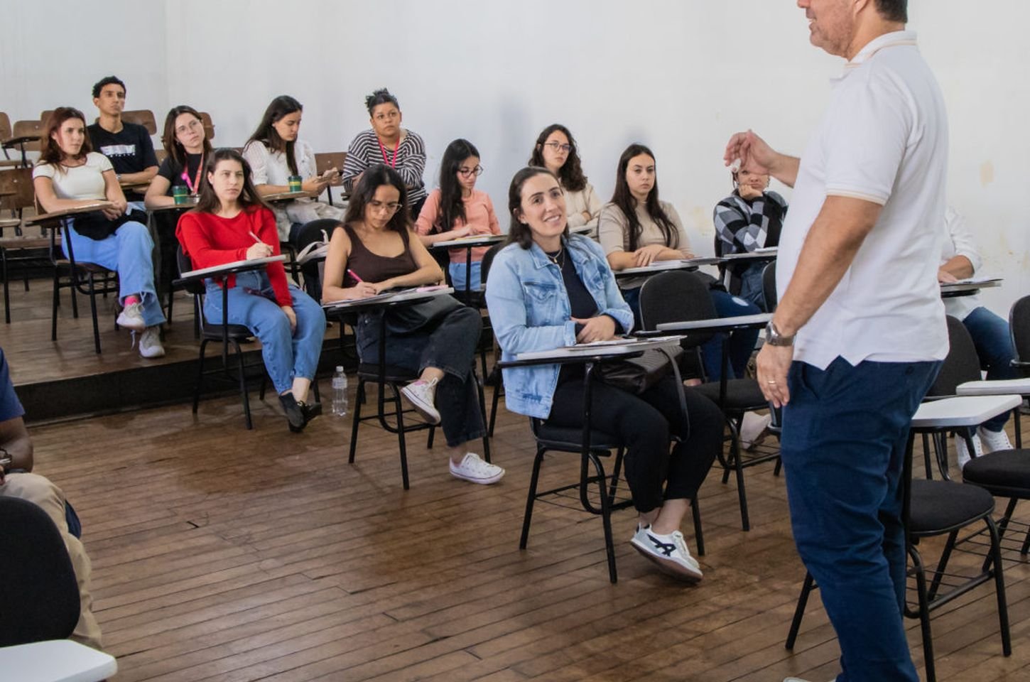 Apucarana capacita enfermeiros e farmacêuticos para ampliar cobertura vacinal