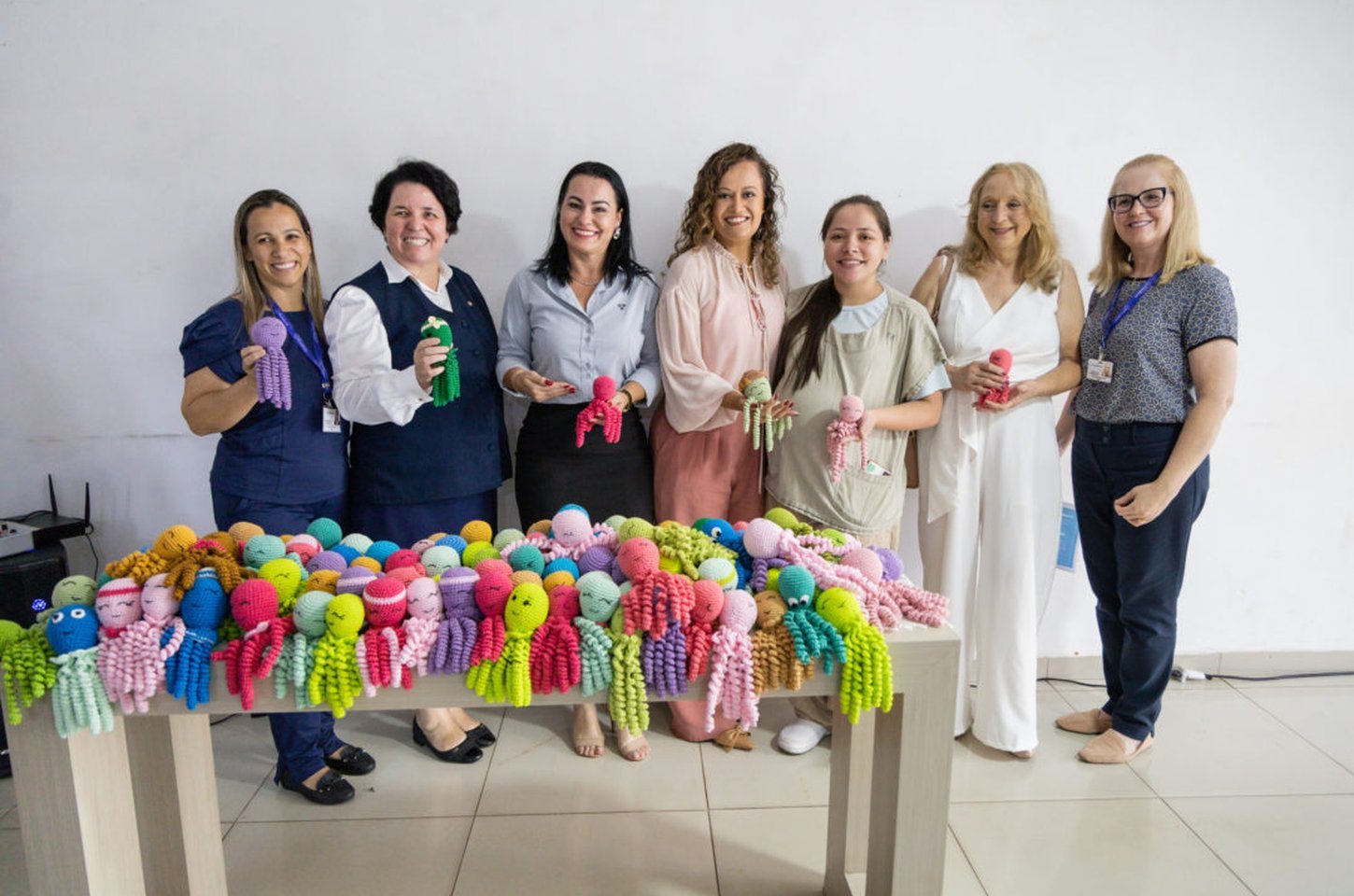 Apucarana doa 100 polvinhos de crochê para UTI Neonatal do Hospital da Providência