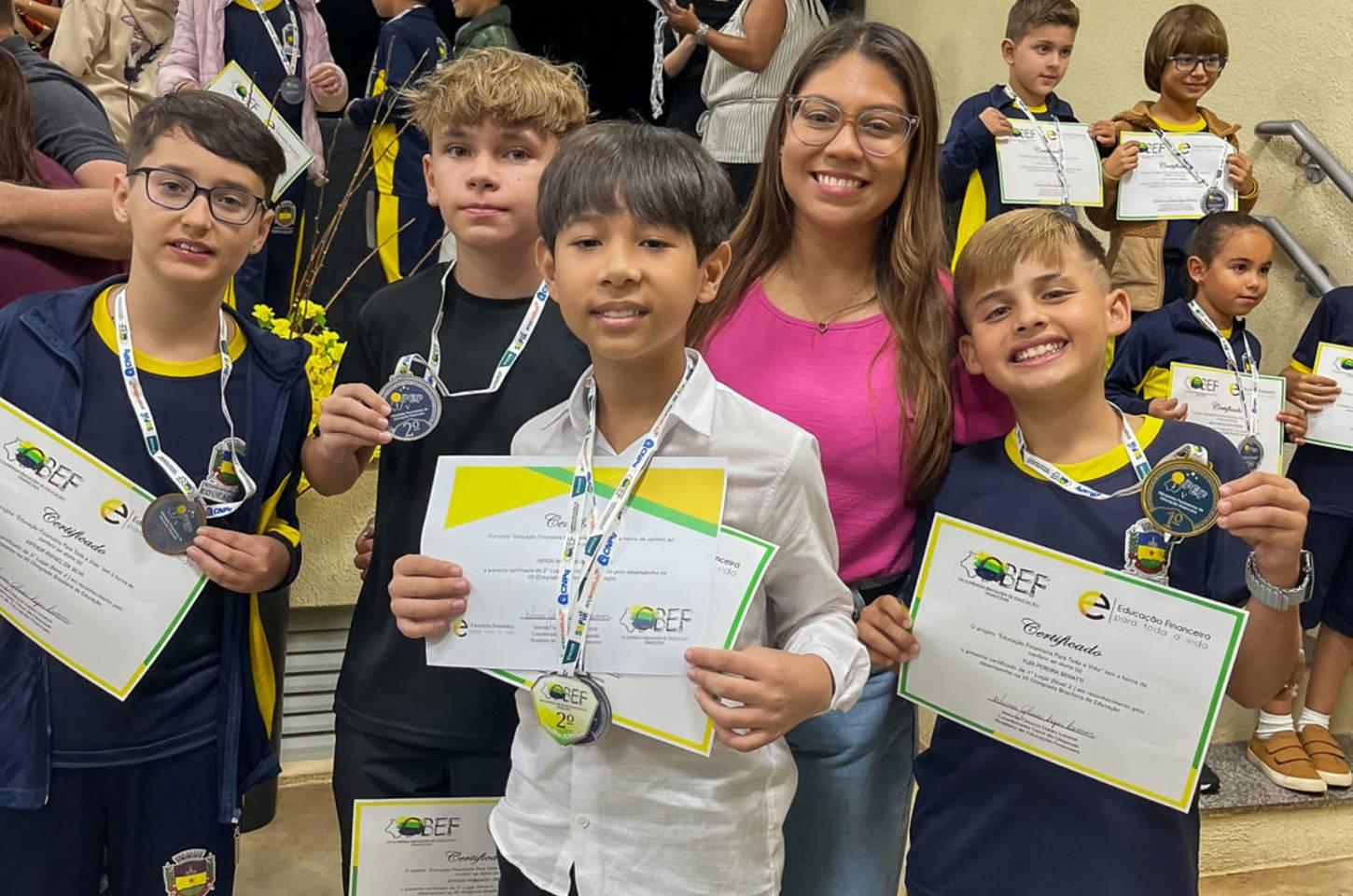 Apucarana domina medalhas estaduais da Olimpíada Brasileira de Educação Financeira 2025