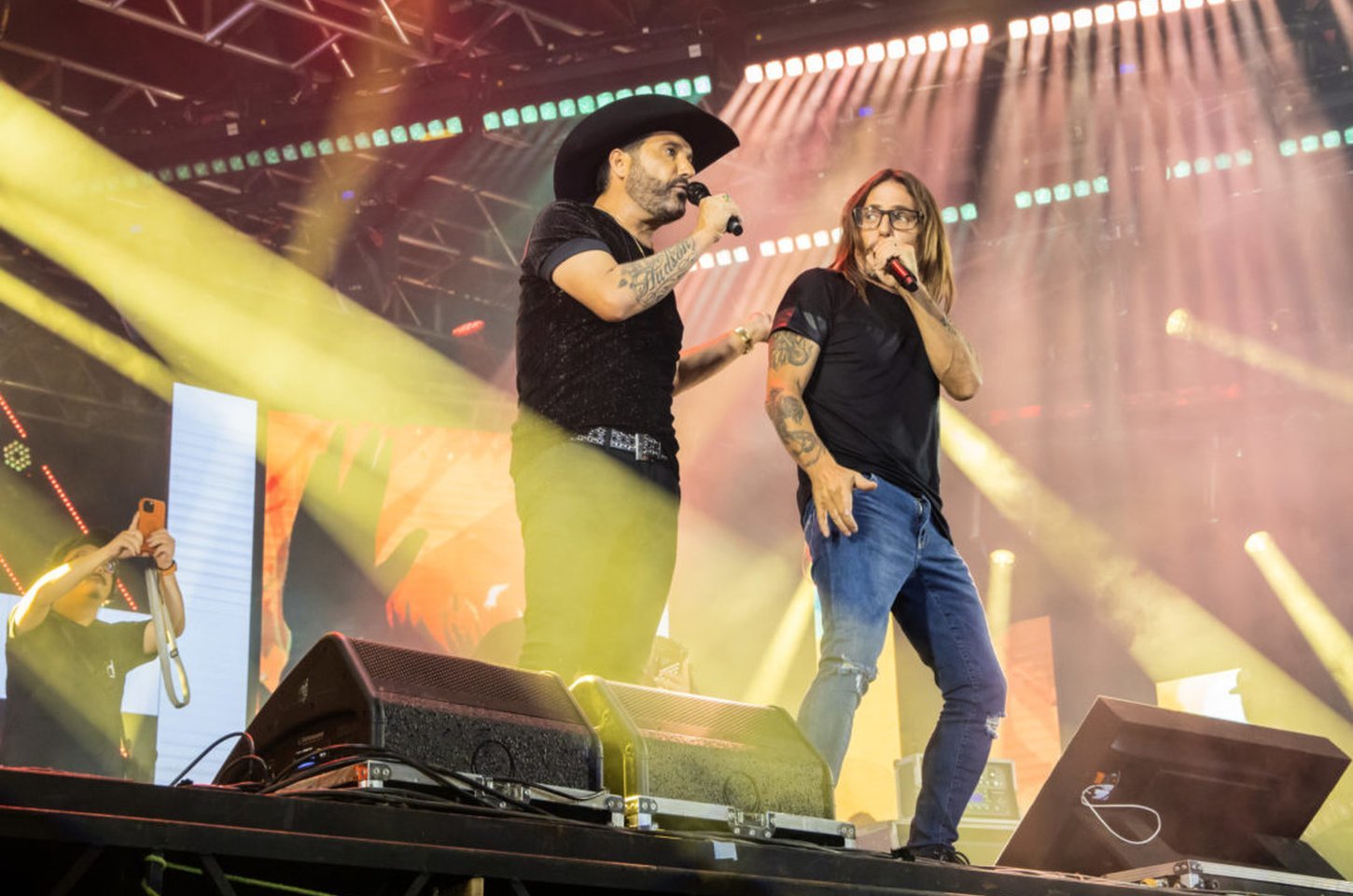 Apucarana encerra festa de 82 anos com show de Edson & Hudson e recorde na corrida