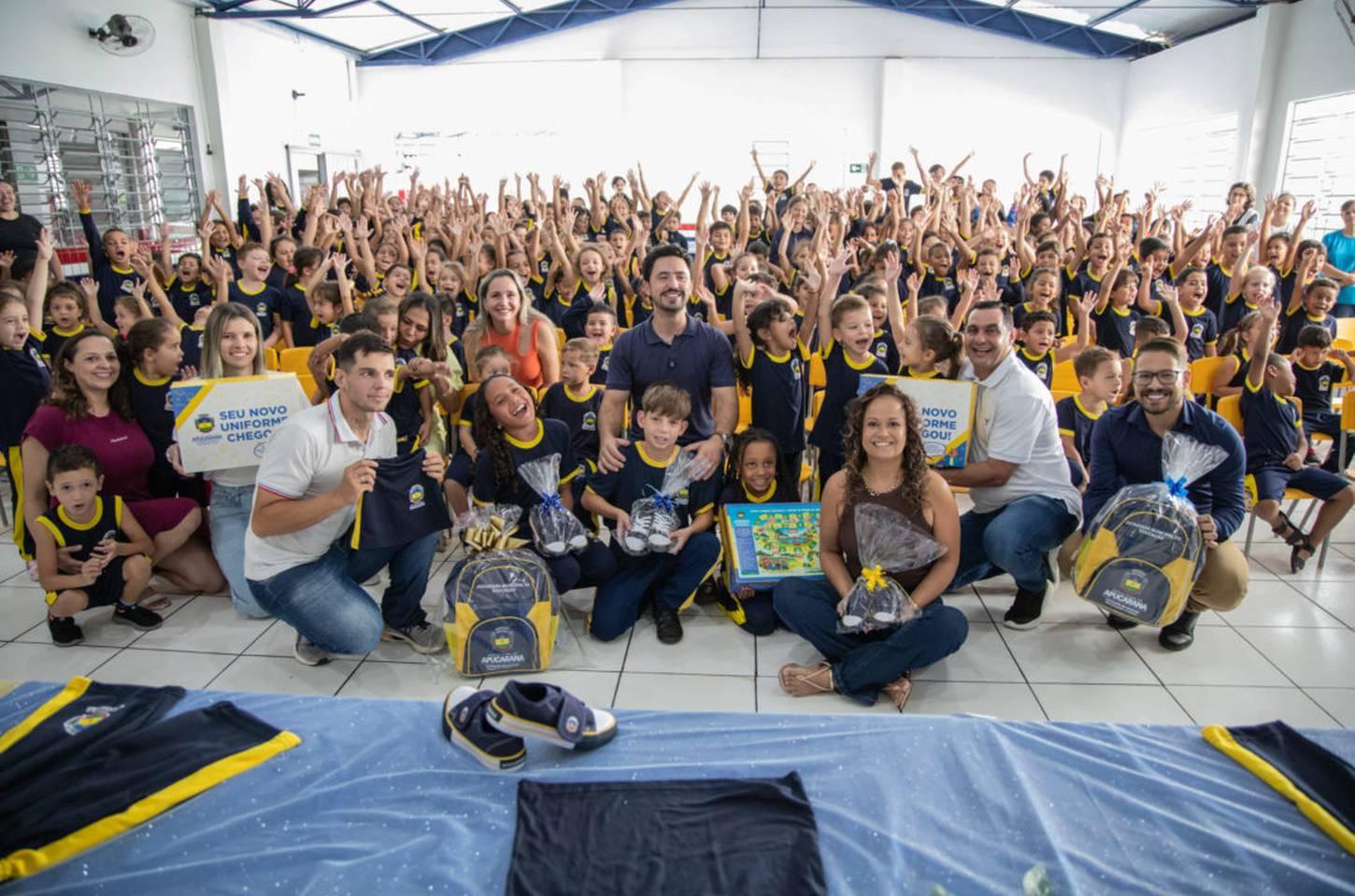 Apucarana entrega kits de uniforme escolar com jogo da capivara para 13 mil alunos