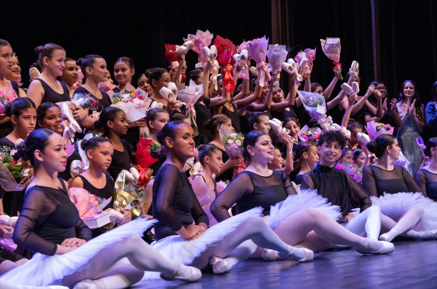 Apucarana entrega primeiras sapatilhas de ponta a 61 bailarinas da Escola Municipal de Artes