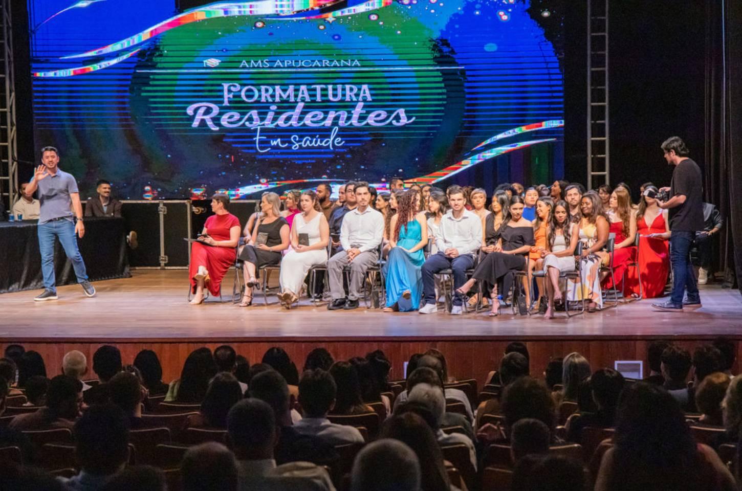 Apucarana forma 38 residentes em saúde e fortalece atendimento público municipal
