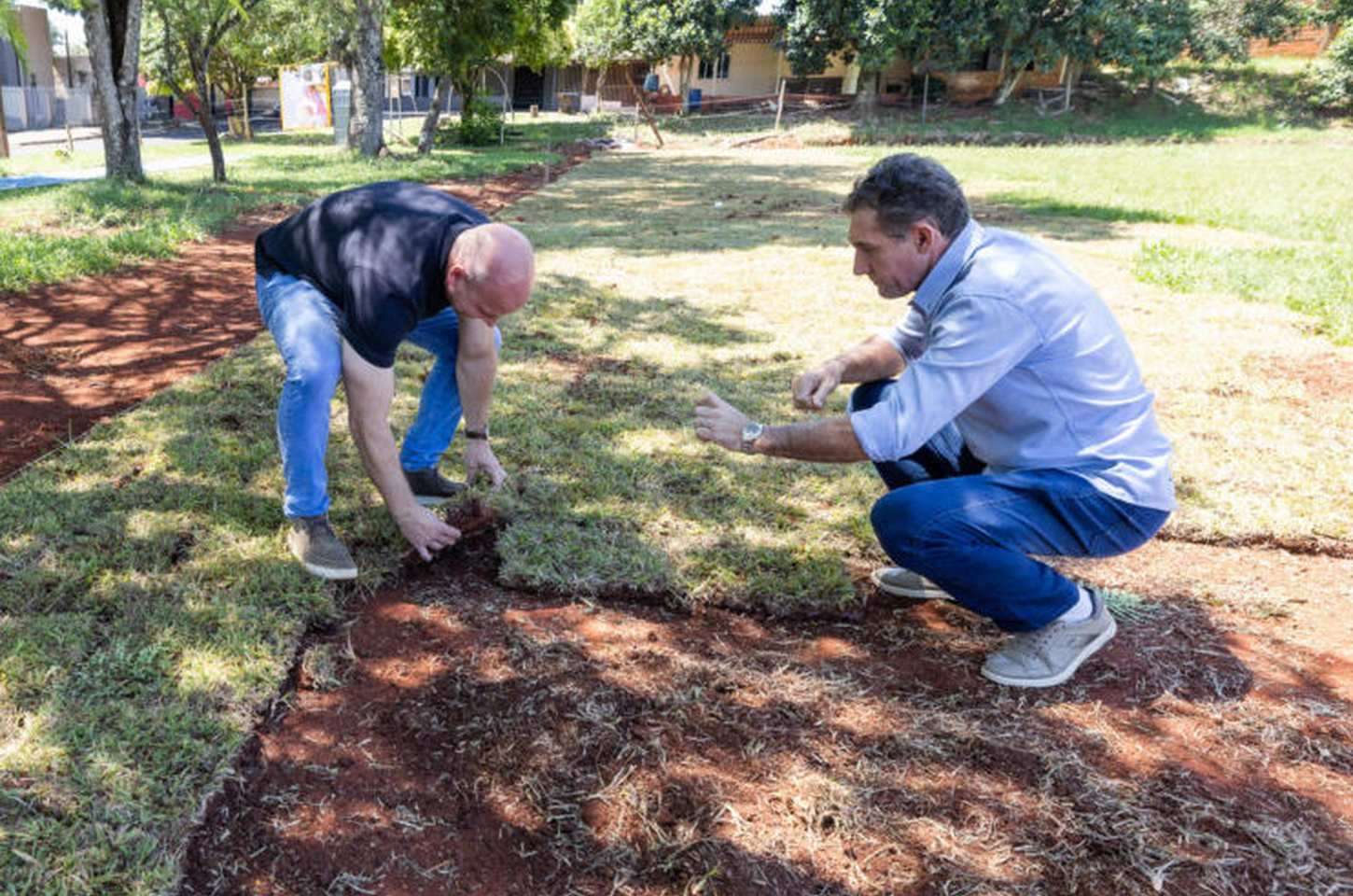 Apucarana inicia plantio de grama no campo de Vila Reis após decisão judicial