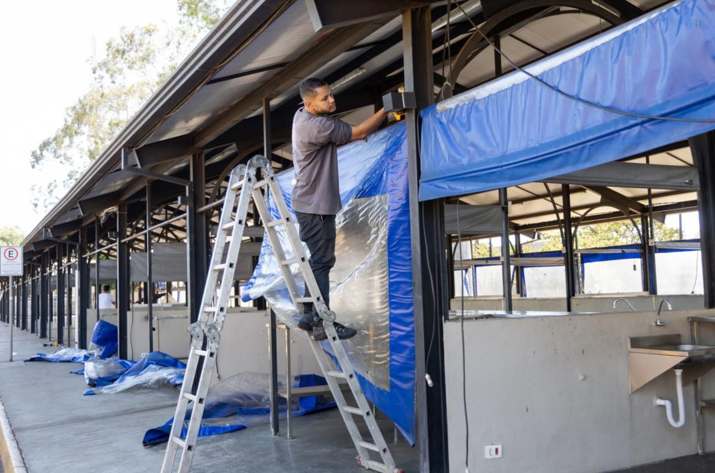 Apucarana inicia troca de toldos no Espaço das Feiras por material mais resistente