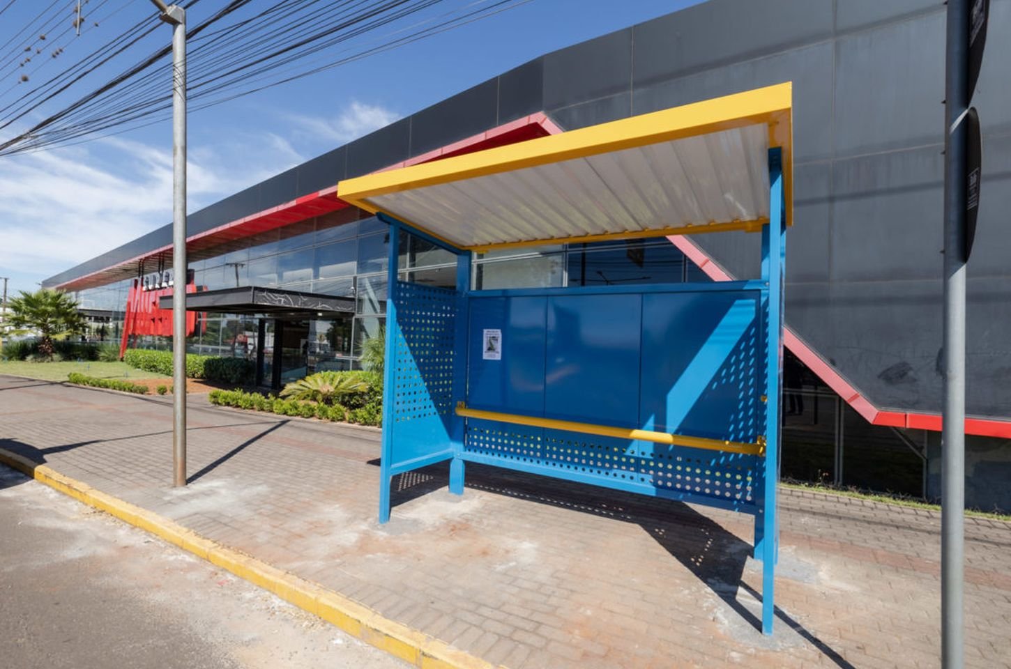 Apucarana instala 30 novos pontos de ônibus cobertos