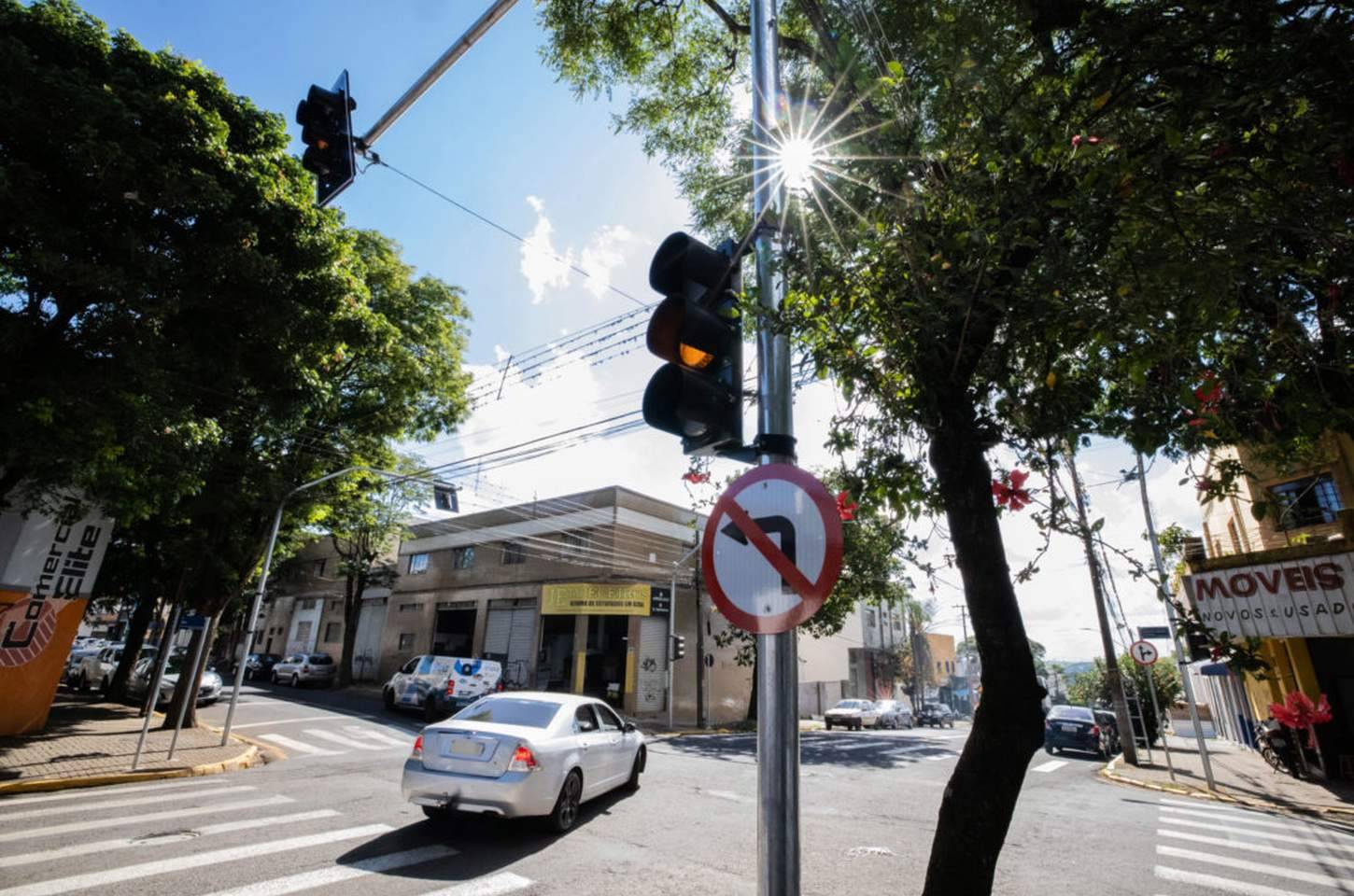 Apucarana proíbe conversão à esquerda em cruzamento da Avenida Curitiba após estudo semafórico