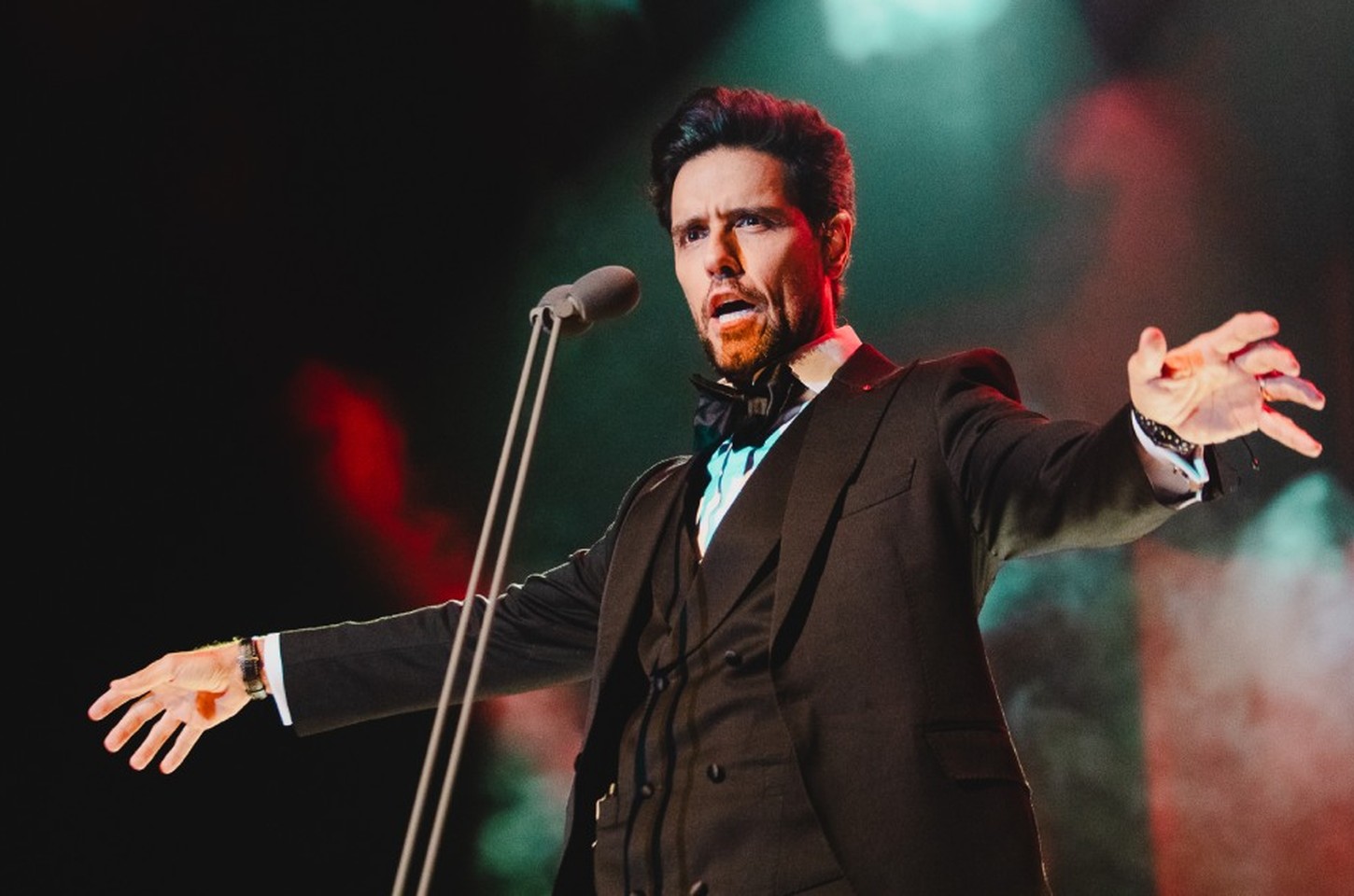 Arancam leva trilhas de novelas ao Teatro Liberdade em show nostálgico