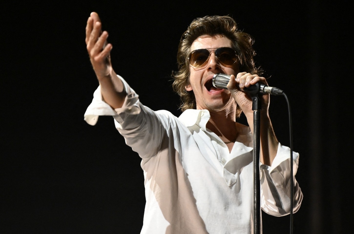 Arctic Monkeys retornam com single beneficente em projeto histórico