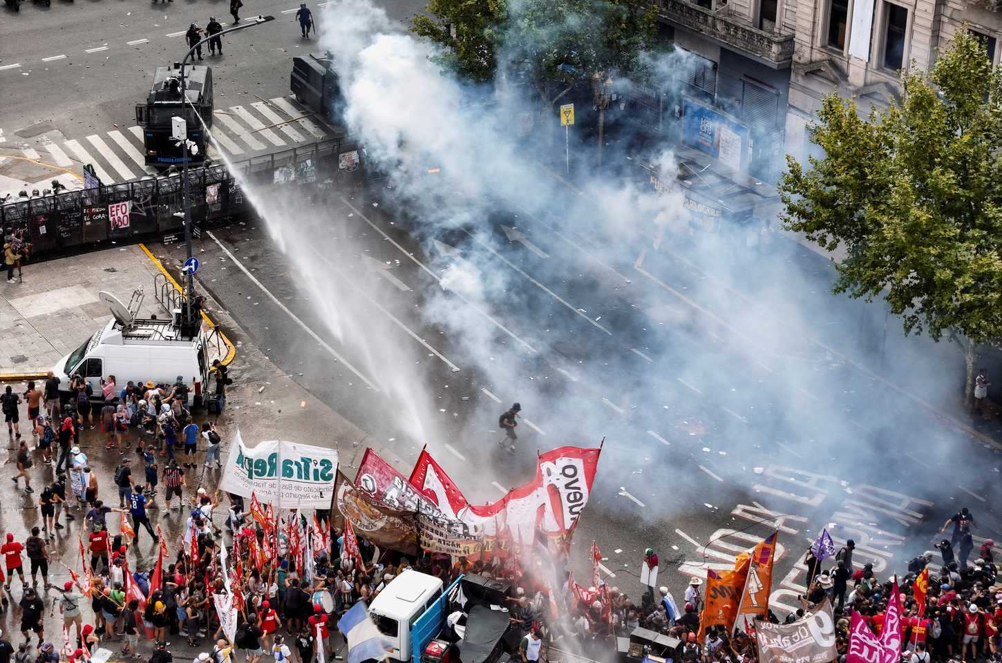 Argentina aprova polêmica reforma trabalhista em meio a protestos