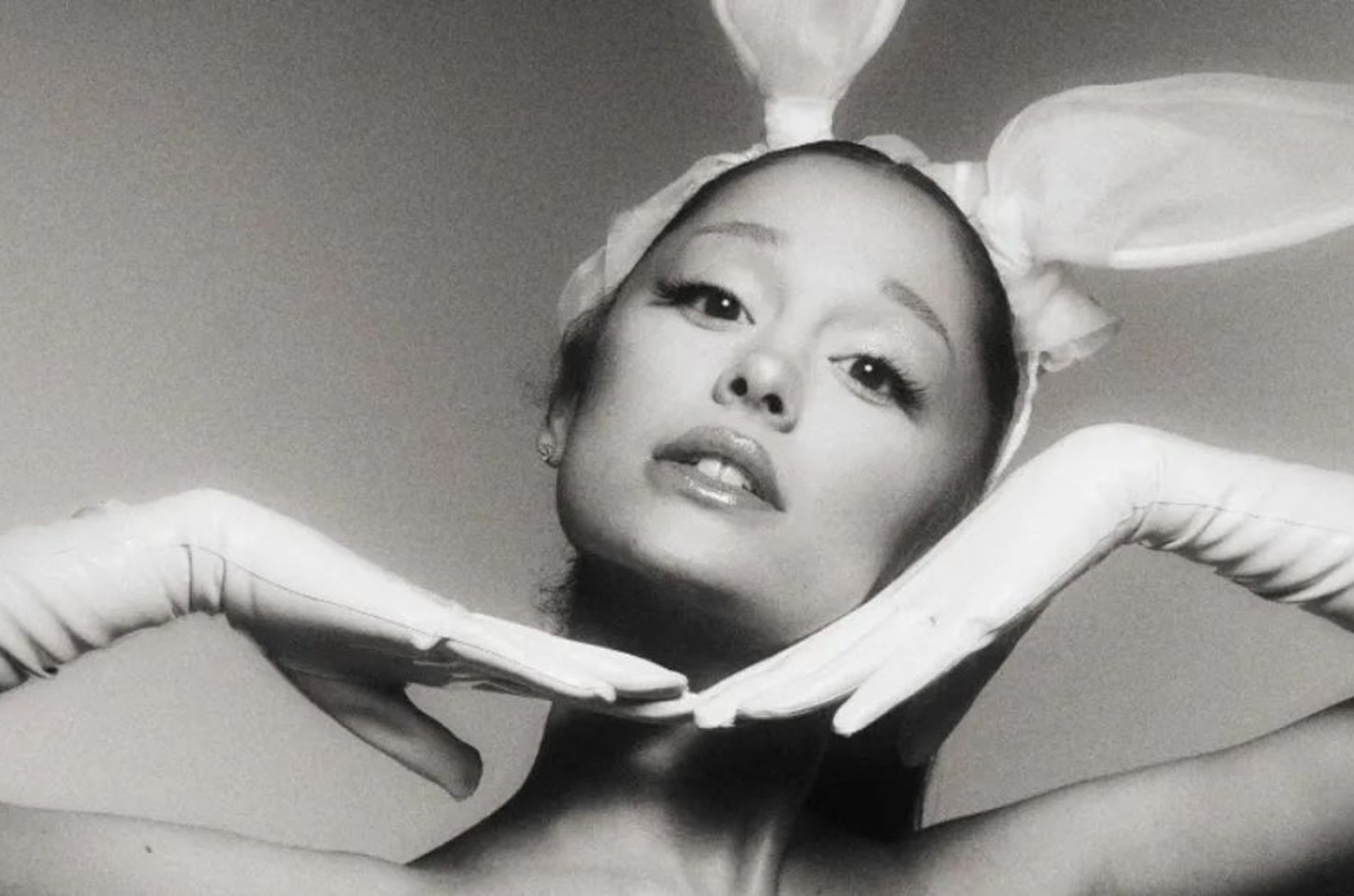 Ariana Grande celebra 10 anos de 'Dangerous Woman' com edição expandida