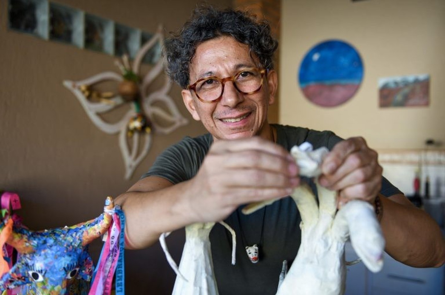 Artesão transforma cola de maizena e papel em arte e sustento