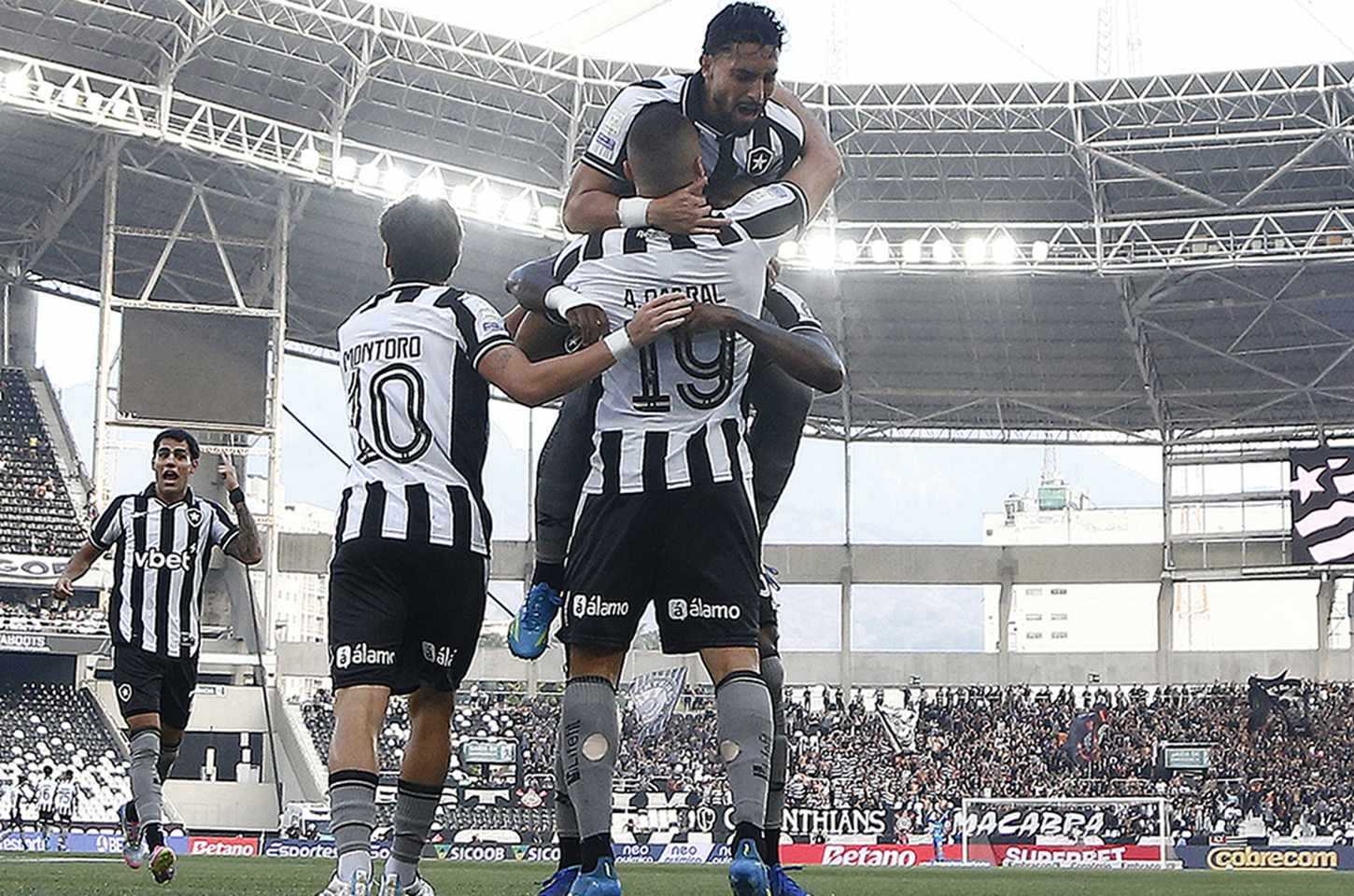 Arthur Cabral faz três gols, Botafogo vence Corinthians e sai do Z-4