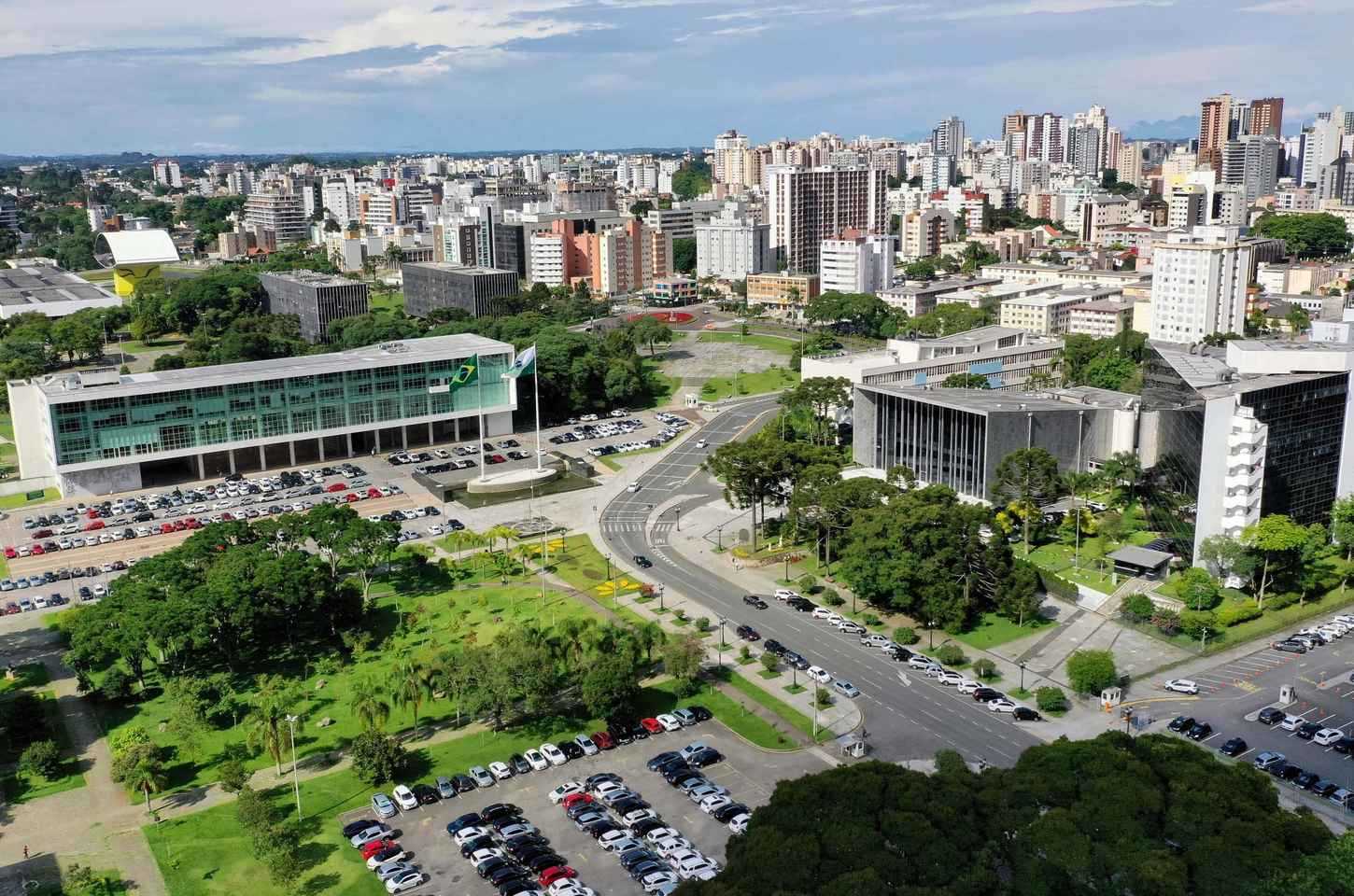 Atendimento estadual na Páscoa: confira o que abre e fecha no Paraná