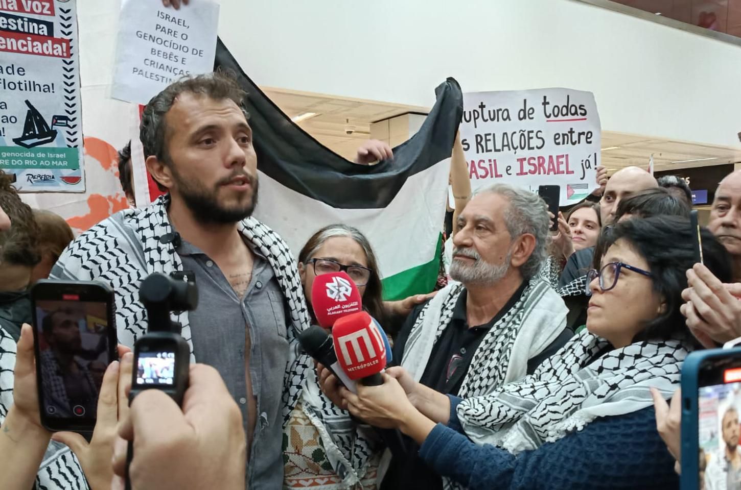 Ativista libertado de prisão ilegal em Israel chega ao Brasil e relata torturas