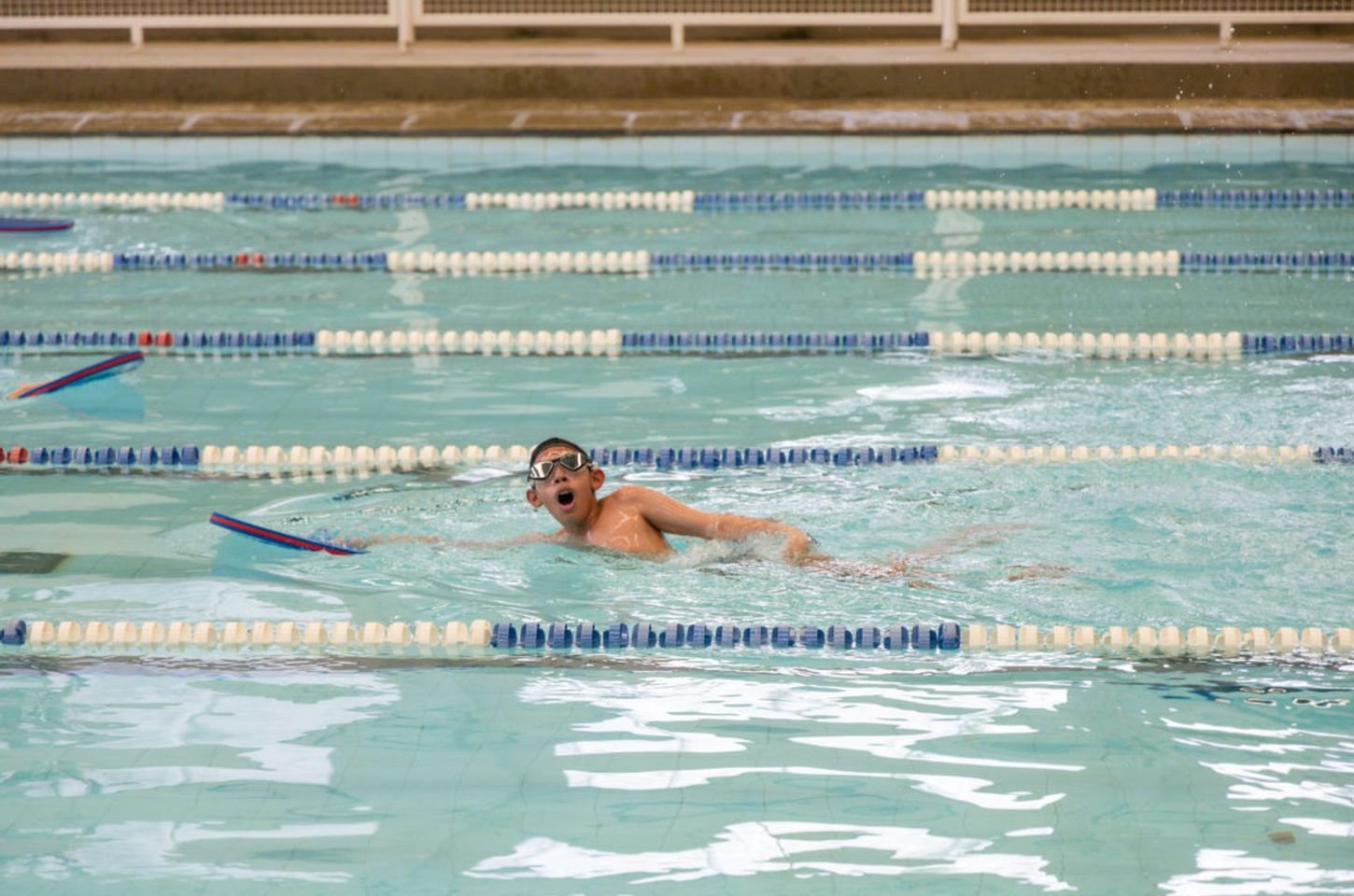 Aulas de natação e hidroginástica retornam em abril com inscrições online em Apucarana