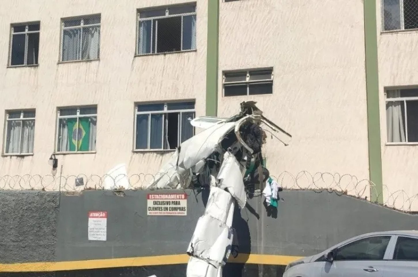 Avião cai e atinge prédio em Belo Horizonte; piloto e copiloto morrem