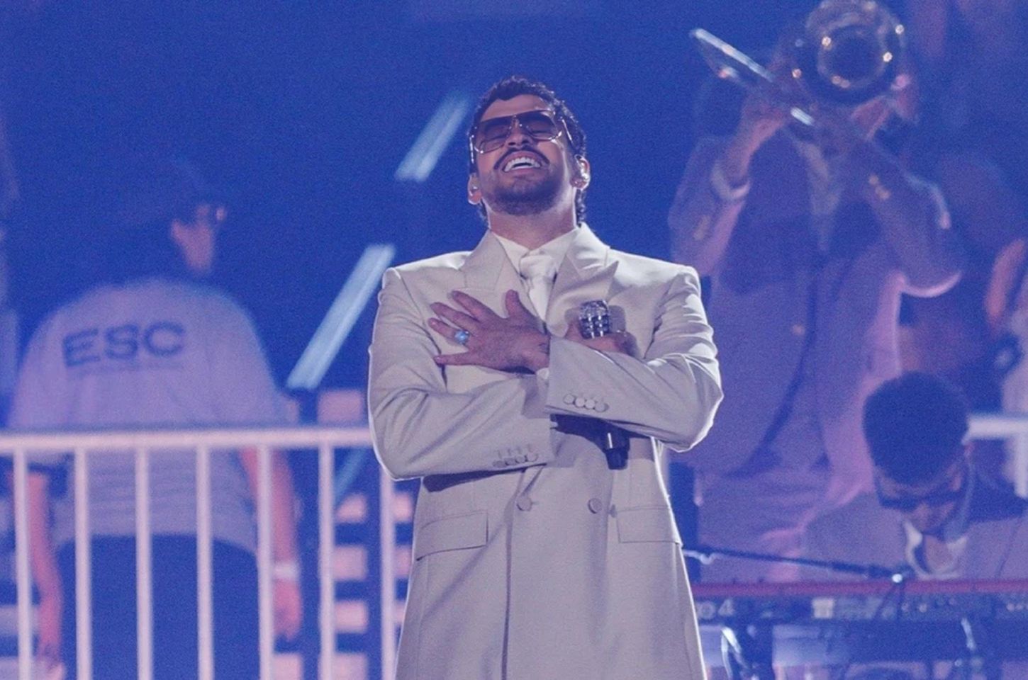 Bad Bunny emociona-se ao realizar sonho de se apresentar no Brasil