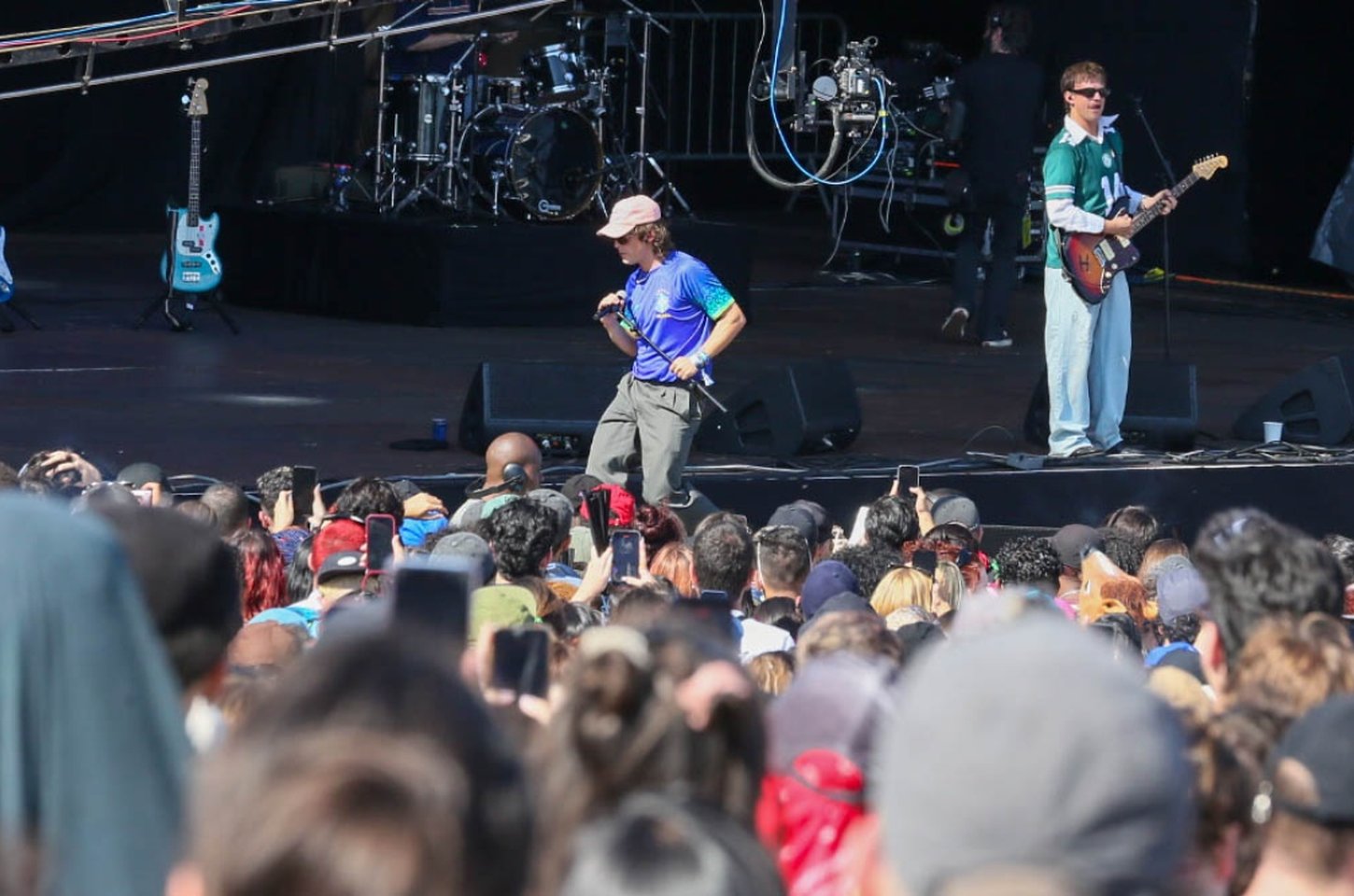 Balu Brigada brilha no Lollapalooza Brasil com groove-pop e reencontro de irmãos