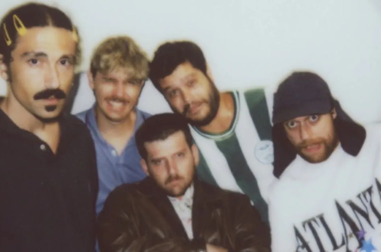 Banda curitibana lança álbum e turnê em ônibus transformado em palco