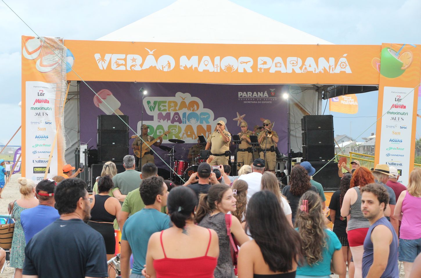 Banda da PMPR encanta veranistas no litoral mesmo com chuva