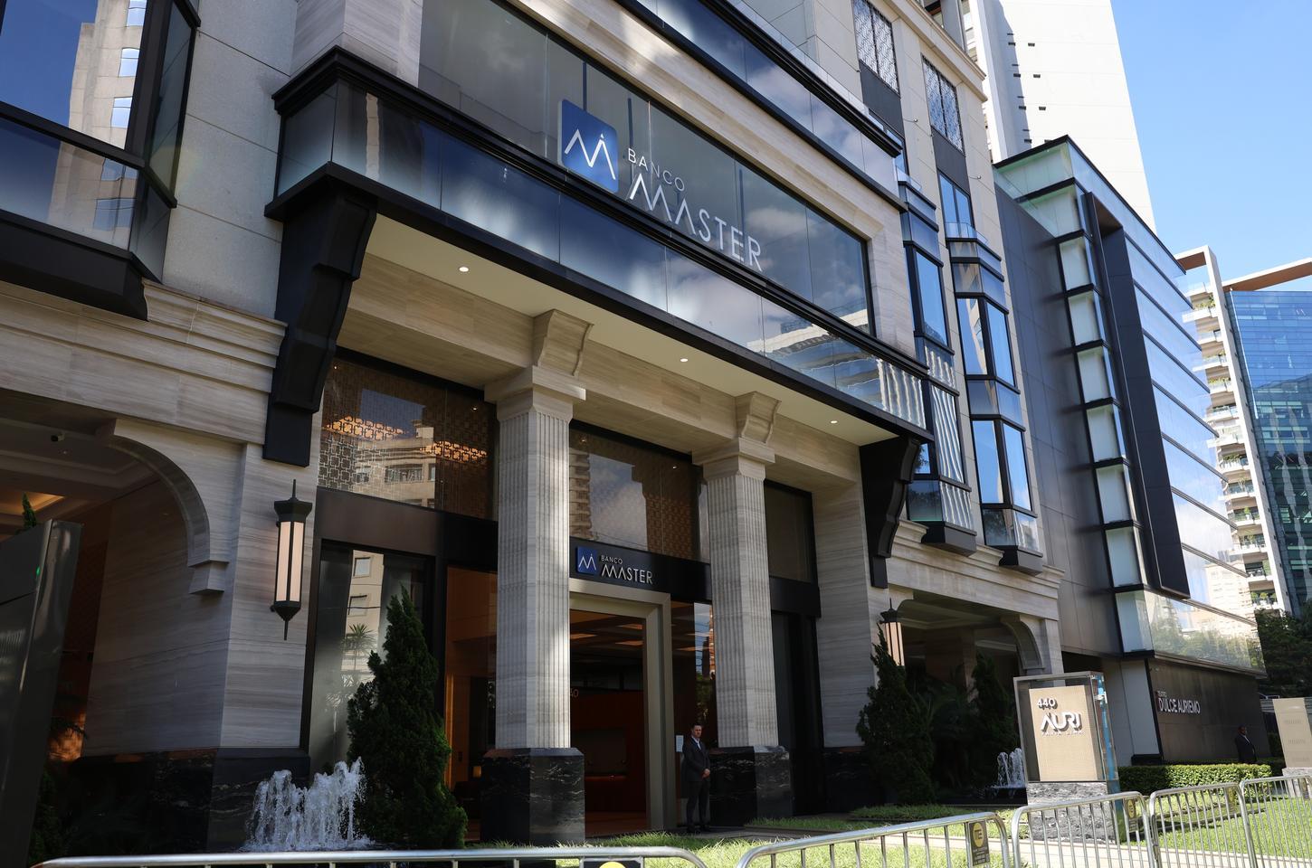 Banqueiro e ex-presidente do BRB entram em contradição em acareação da PF