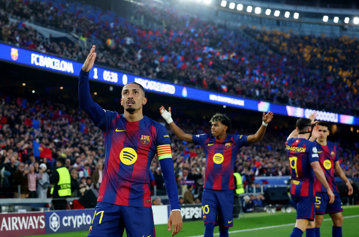 Barcelona goleia Newcastle e avança às quartas da Champions