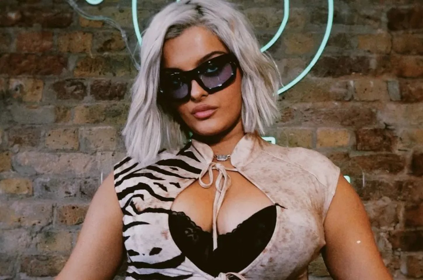 Bebe Rexha planeja show no Brasil e fãs inundam redes com pedidos